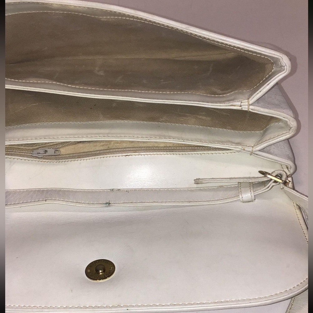 Women’s Vintage Gucci Monogram Flap Elegant White Leather Crossbody Bag - Picture 2 of 6